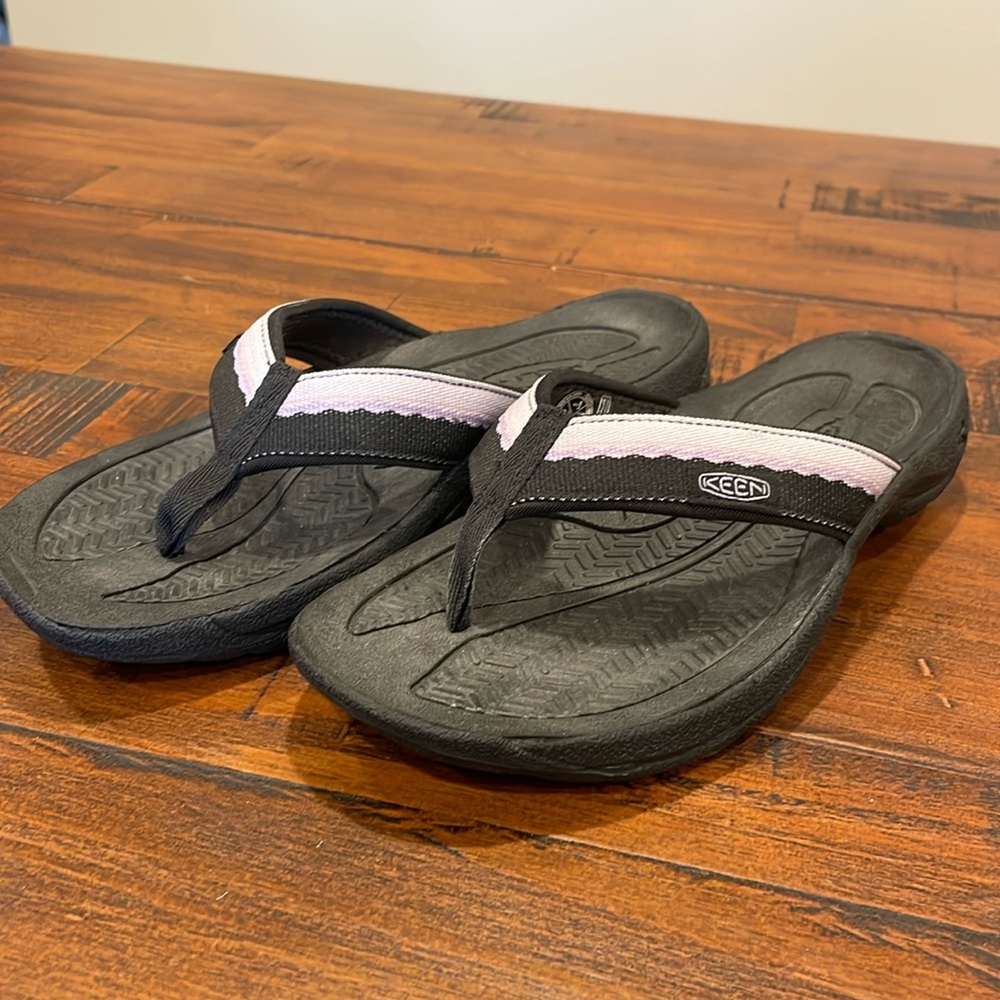Keen Kona Flip Flops women’s 7.5 black and purple